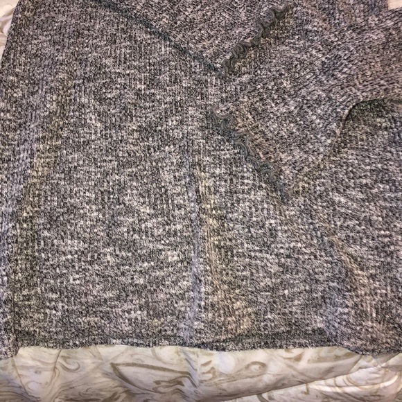 ABERCROMBIE AND FITCH TURTLE NECK - Picture 3 of 4